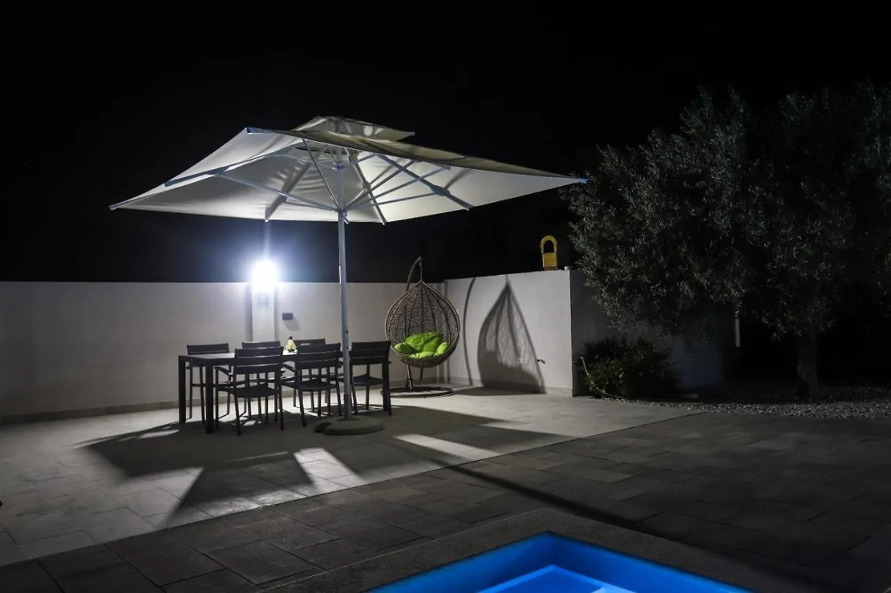 *** بيت ضيافة Apartment Nina With Private Pool Nova Vas  كرواتيا